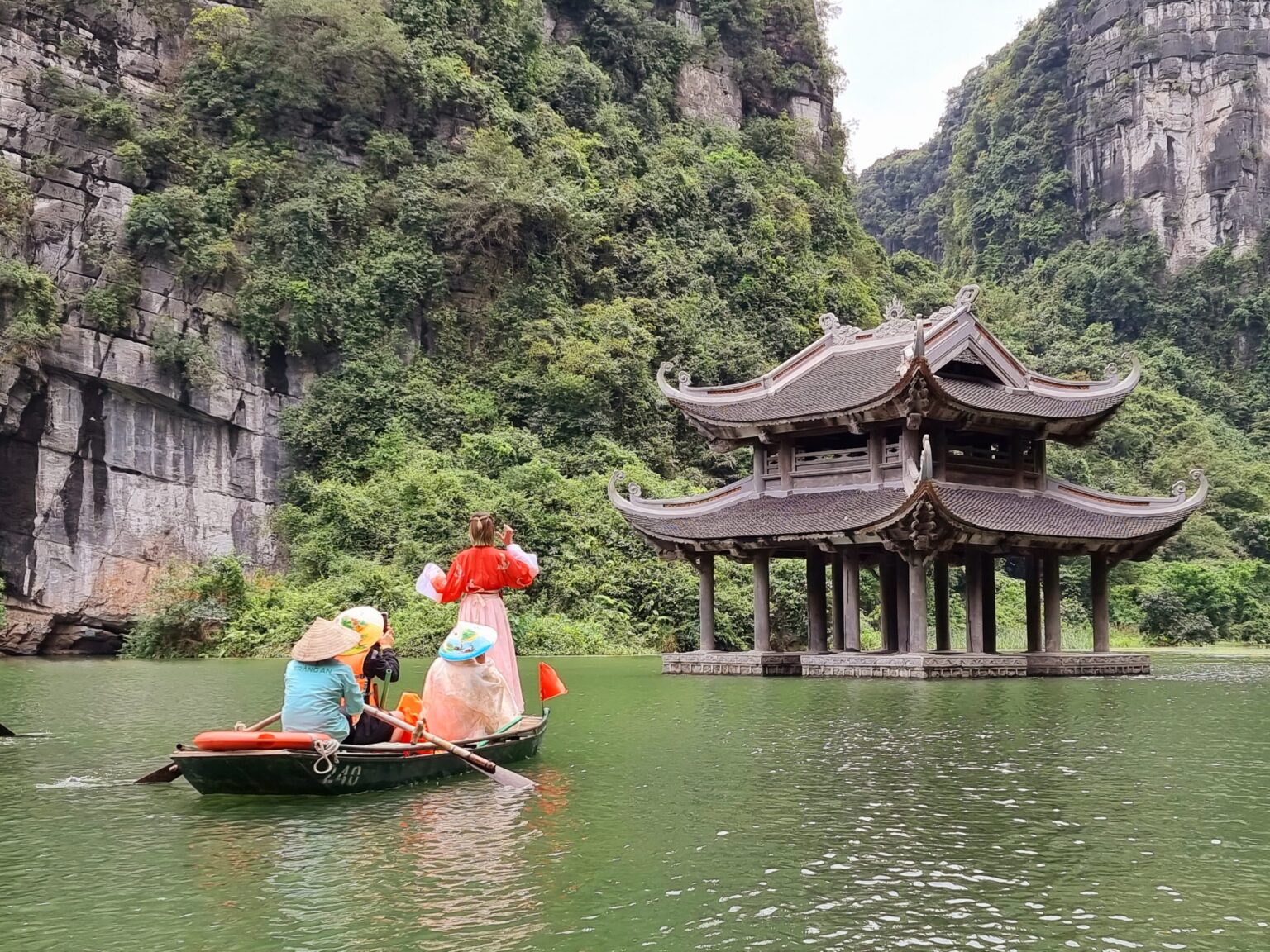 HOA LU TAM COC MUA CAVE 1 DAY TRIP BY LIMOUSINE 8