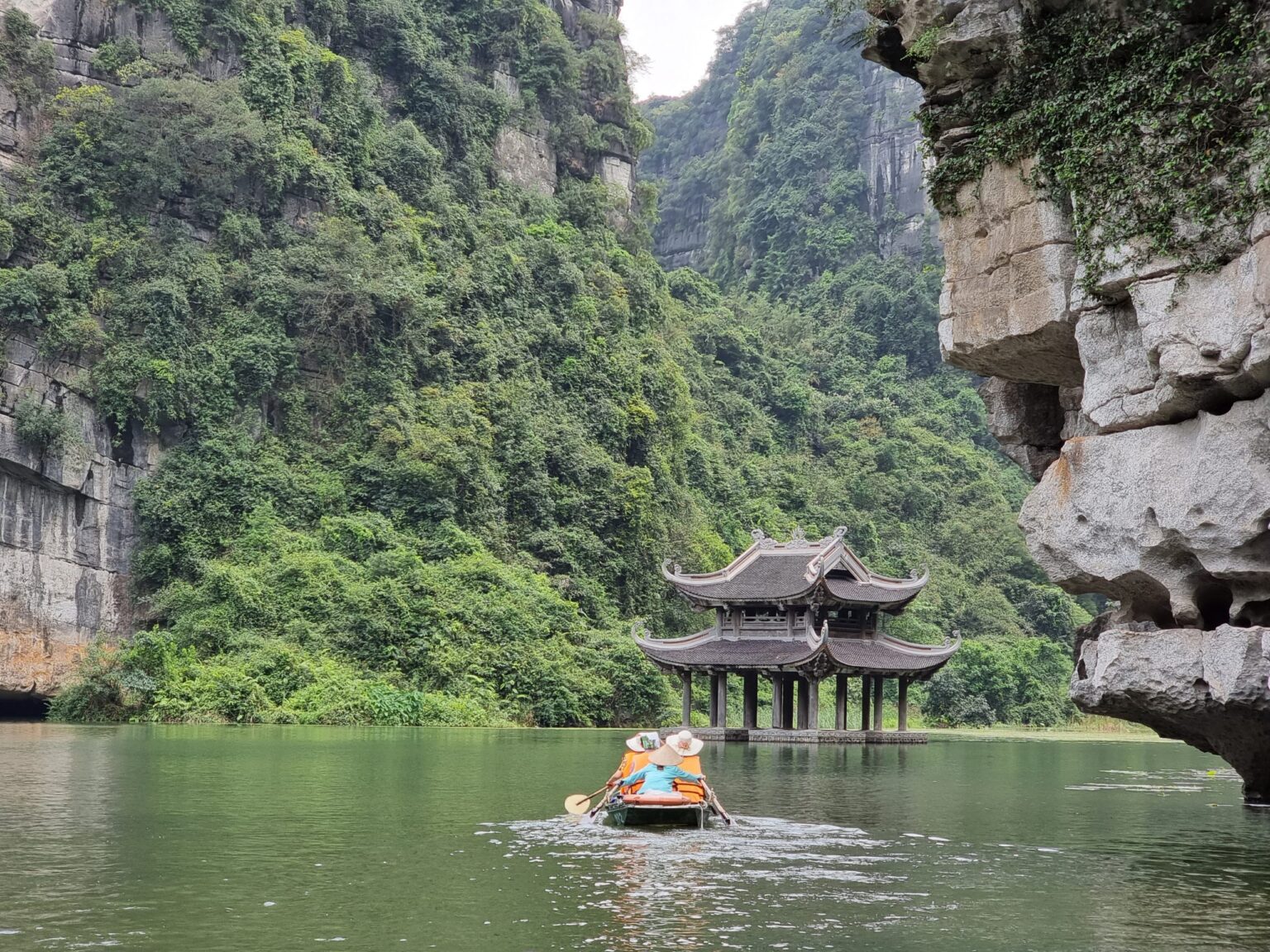 HOA LU TAM COC MUA CAVE 1 DAY TRIP BY LIMOUSINE 9