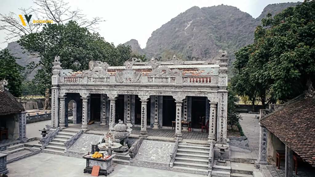 central hall of thai vi temple